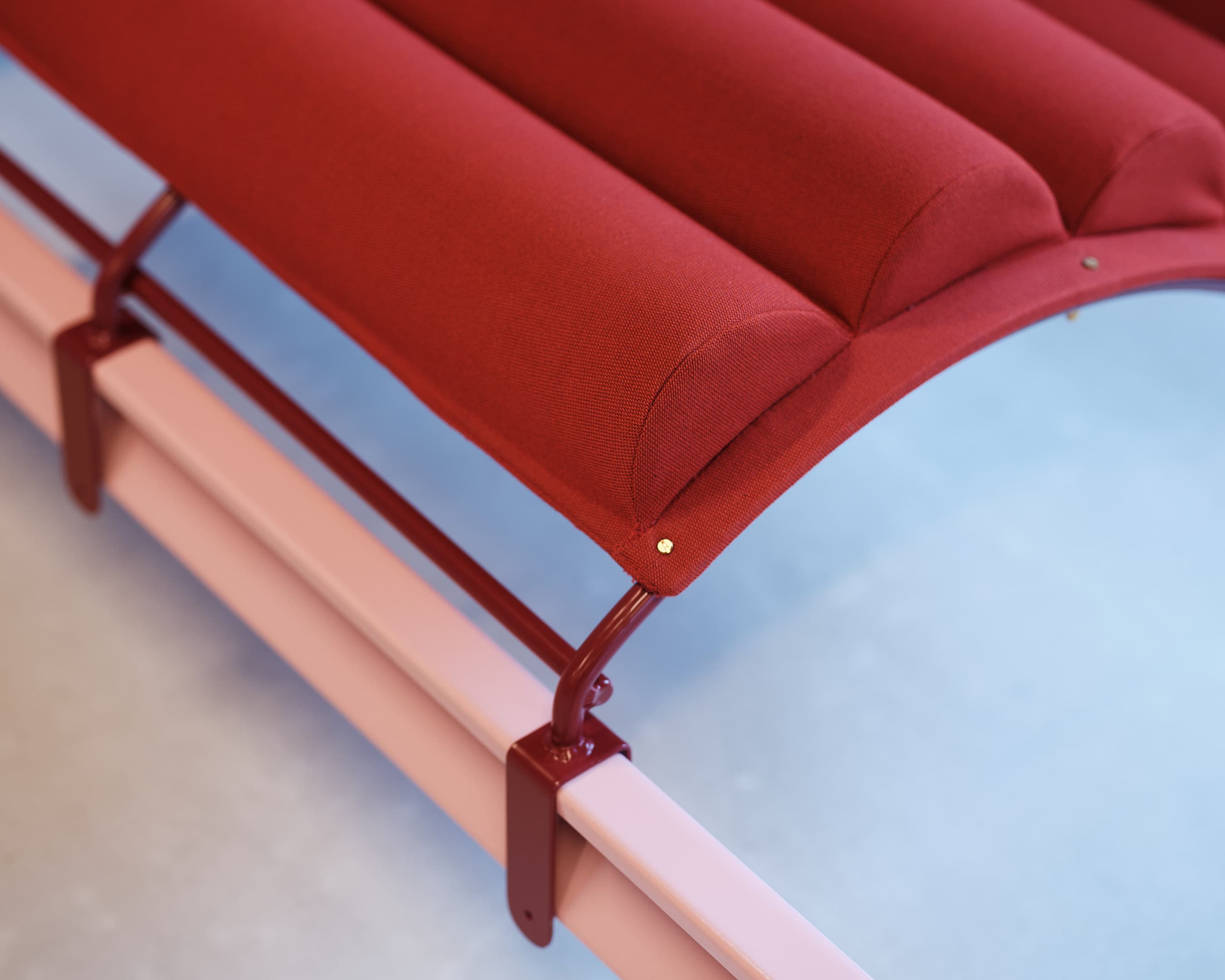 Lighting arrangement for the installation